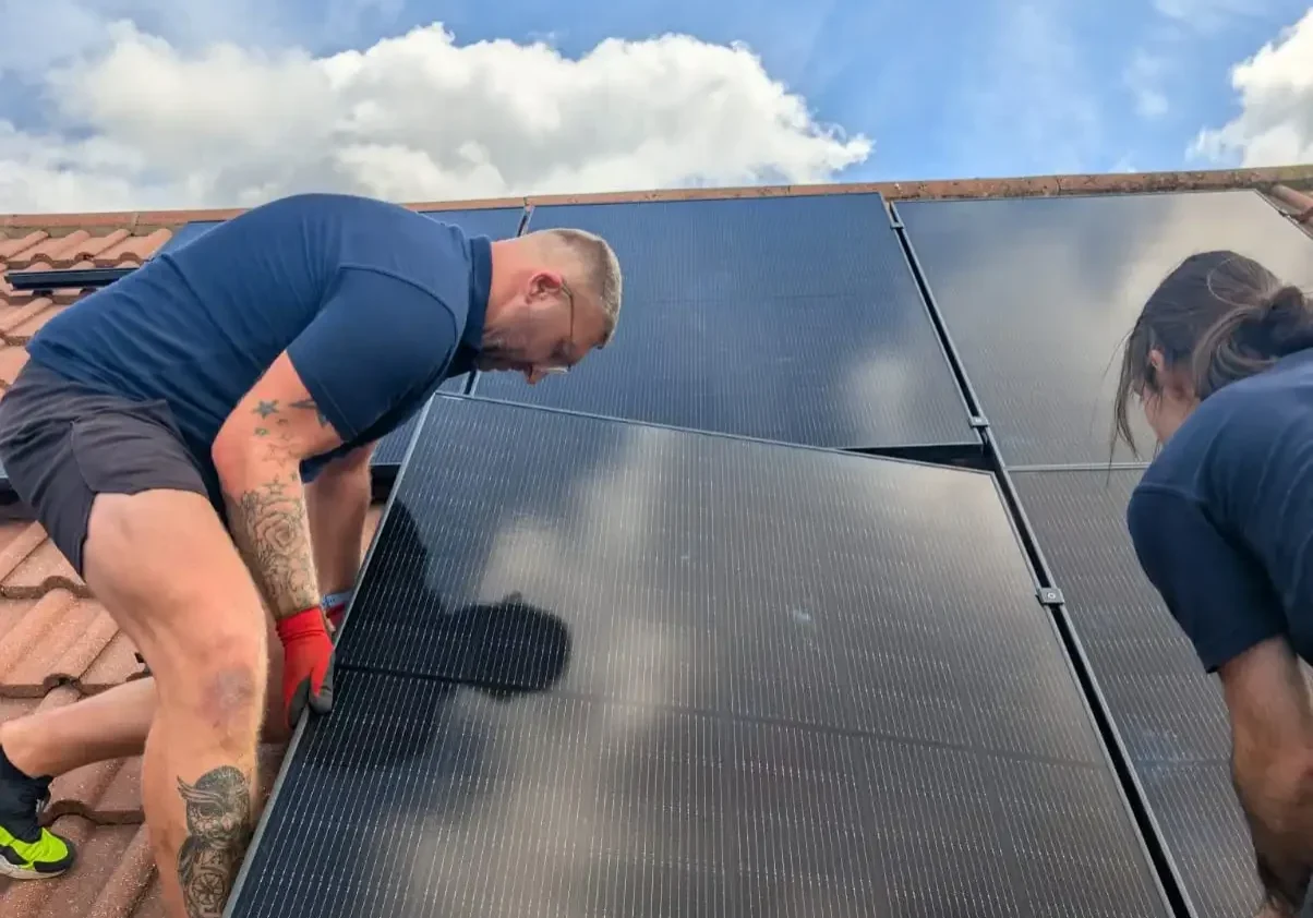 solar-panel-roof-install2 solar-panel-roof-install2